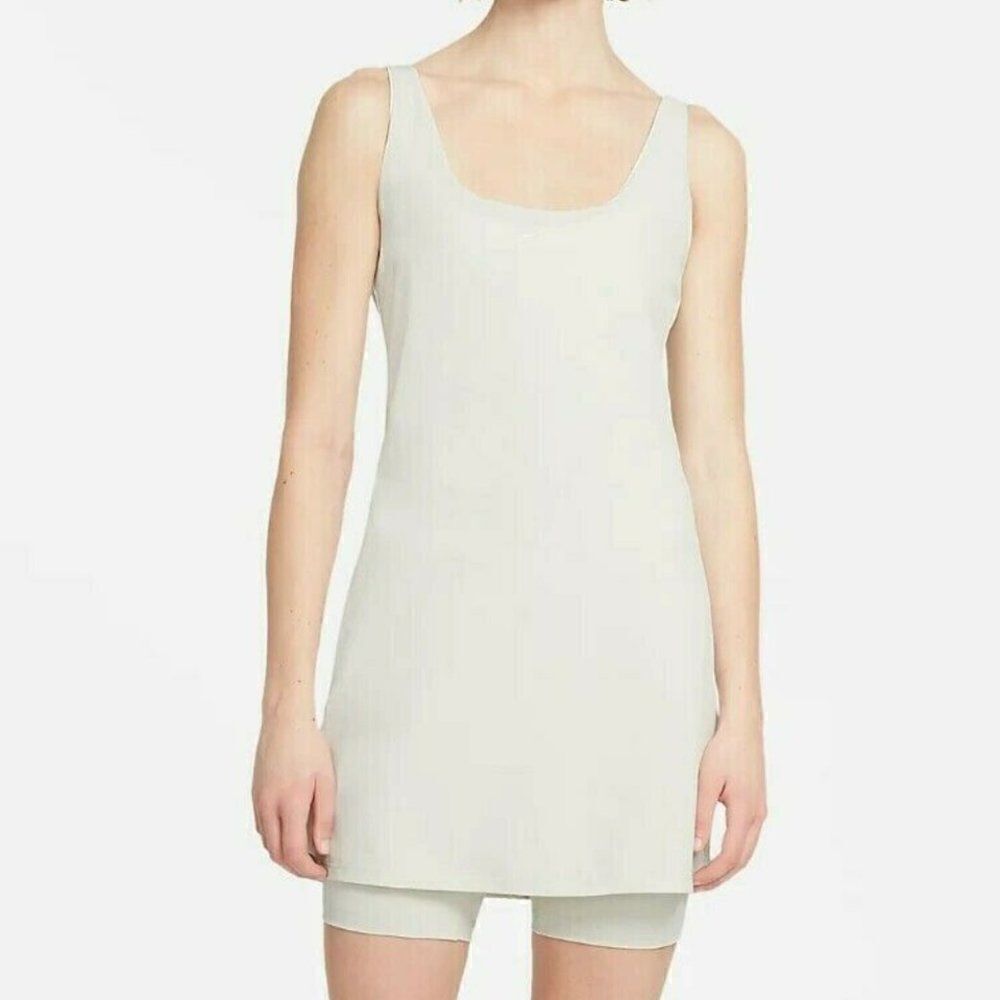 Nike Bliss Luxe Women's Training Dress with Built-In Shorts Slim Fit NWT Large